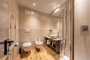 Klassieke kamer, 1 twee- of 2 eenpersoonsbedden | Badkamer | Gratis toiletartikelen, een haardroger, een bidet, handdoeken