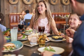 3 restaurantes; se sirve desayuno, almuerzo y cena; cocina americana