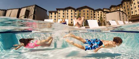 4 piscines cobertes i piscina a l'aire lliure de temporada