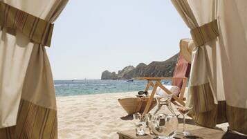 PĂ„ stranden, gratis strandcabanor, solstolar och parasoller