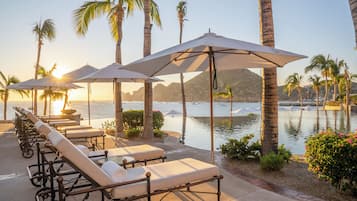 2 piscinas al aire libre, camas de piscina gratis, sombrillas