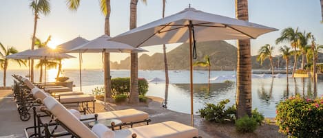 2 outdoor pools, free cabanas, pool umbrellas