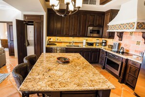 1 Bedroom Residence, Marina & City View | Private kitchen