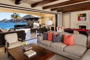 Vila, 4 quartos, de frente para a praia | Área de estar | TV LCD, DVD player