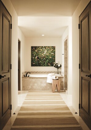 Deep soaking bathtub