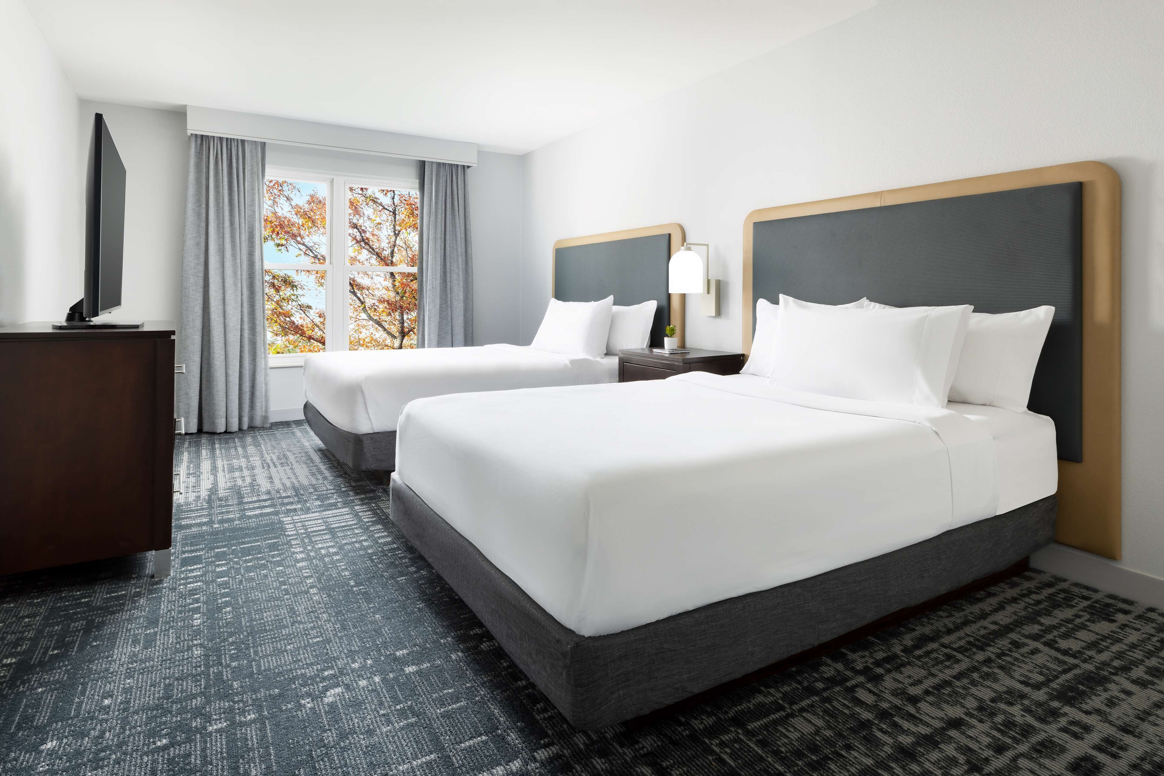 Een bureau, verduisterende gordijnen, geluiddichte muren