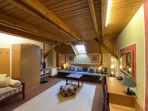 Family Suite | Minibar, in-room safe, desk, soundproofing