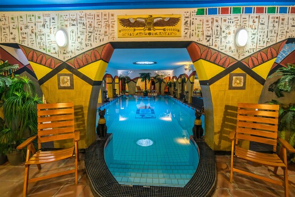 Indoor pool, sun loungers - Janus Boutique Hotel & Spa (Siófok)
