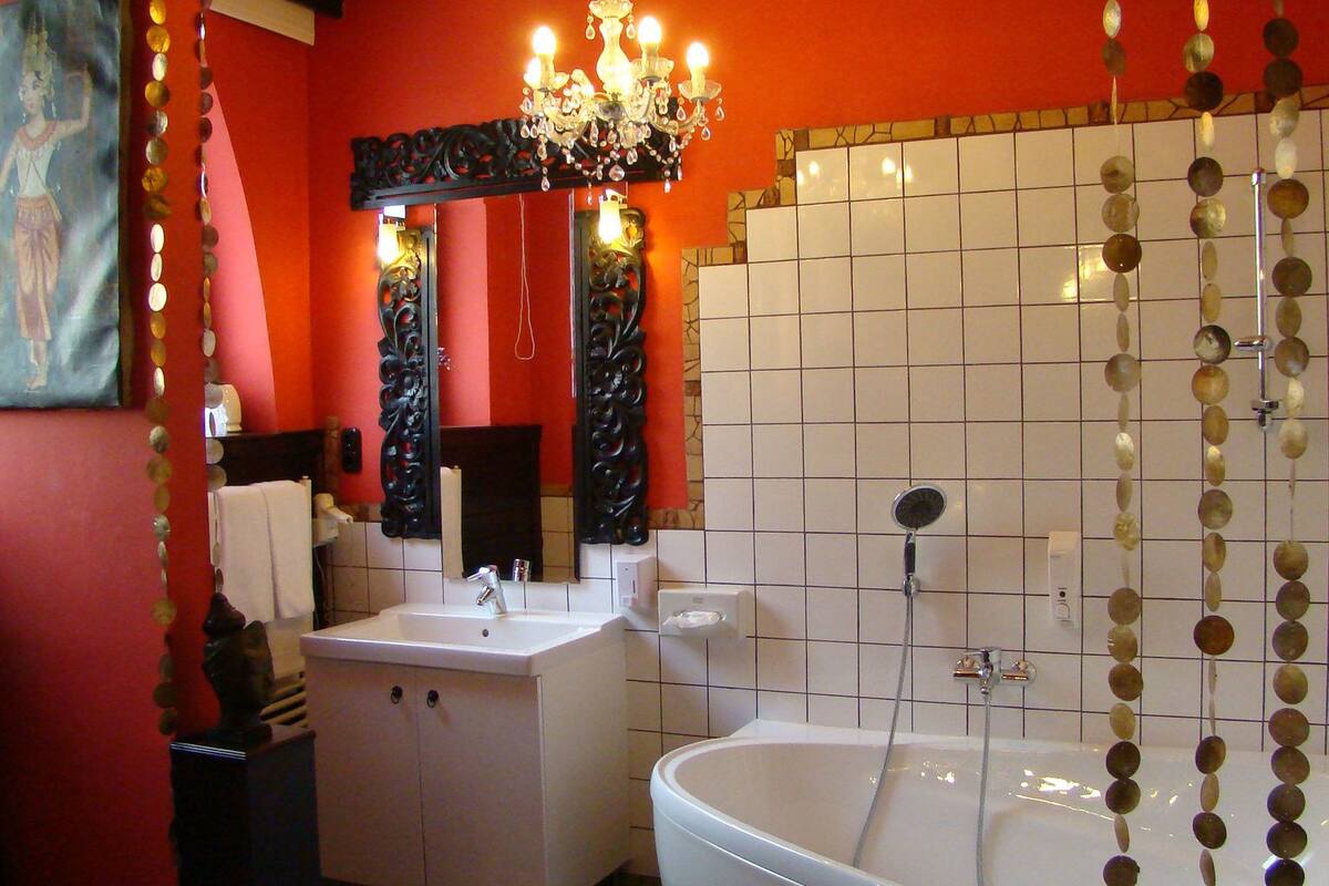 design suite | bathroom | free toiletries, bathrobes, slippers, towels