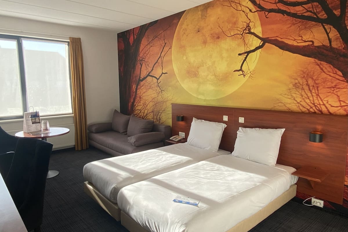 family room | 1 bedroom, hypo-allergenic bedding, in-room safe, desk