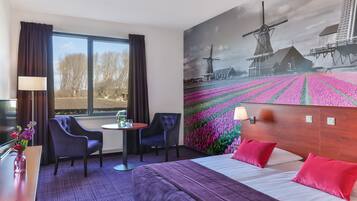 Hypo-allergenic bedding, in-room safe, desk, blackout drapes