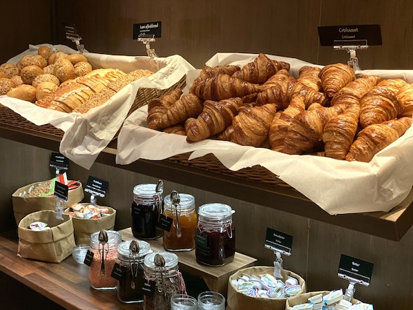 Daily buffet breakfast (EUR 18.50 per person)