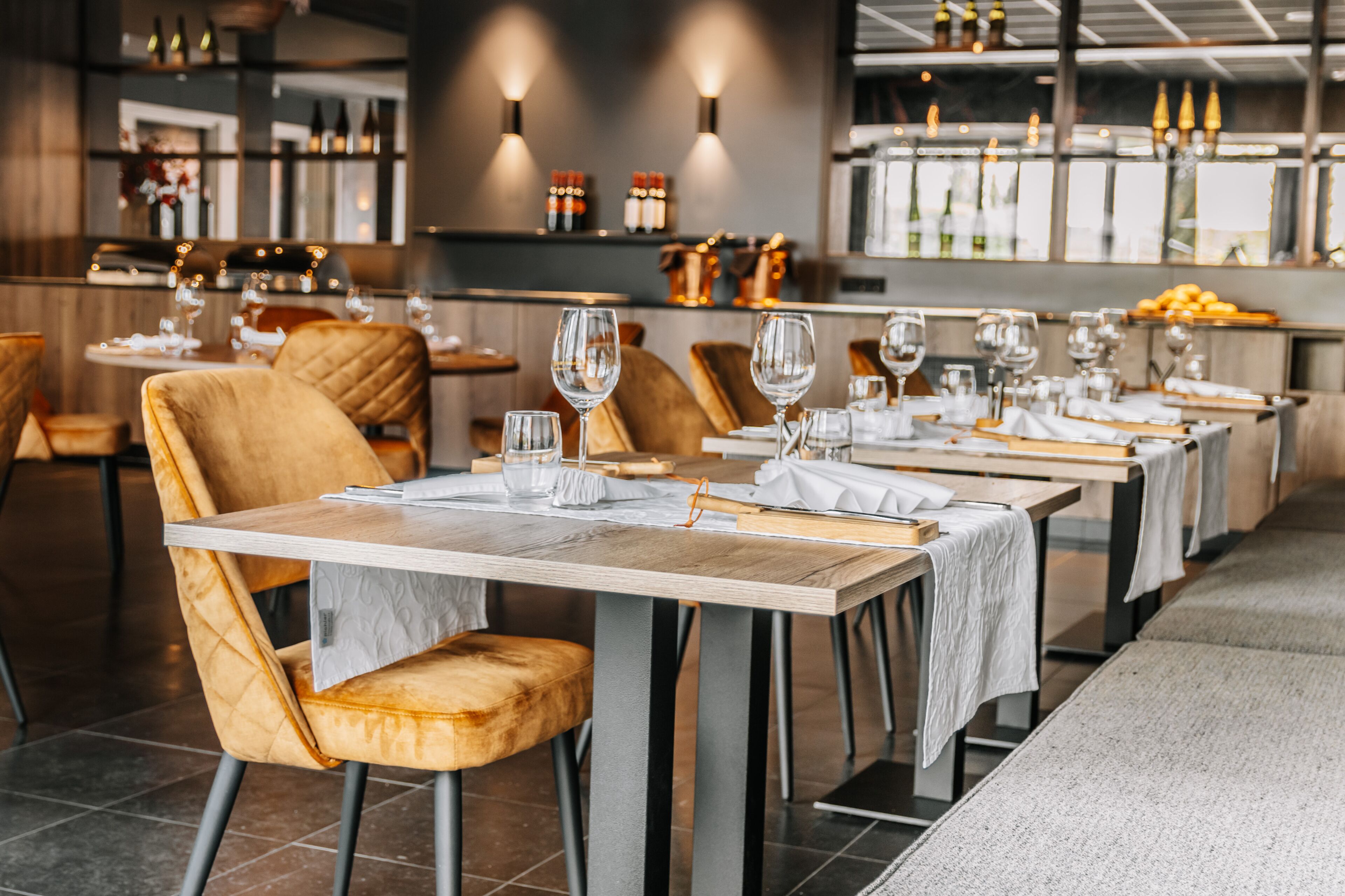 lunch and dinner served, international cuisine