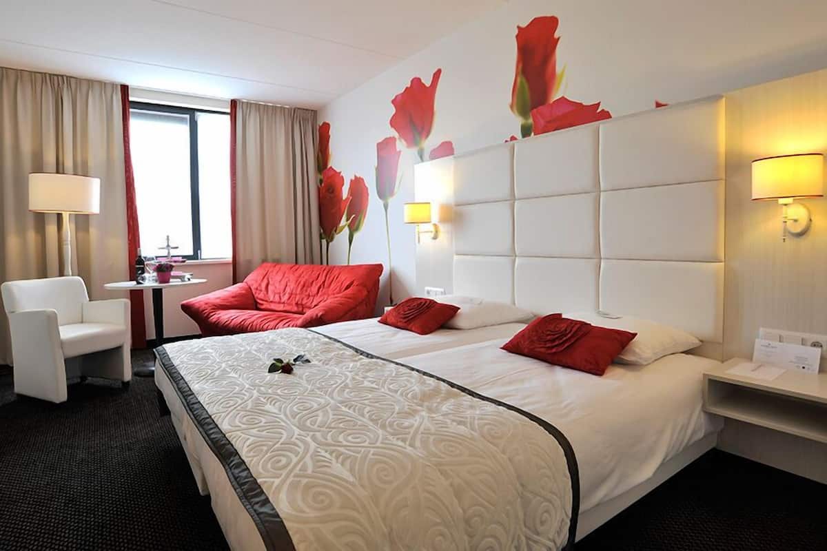 luxury double room, bathtub | 1 bedroom, hypo-allergenic bedding, in-room safe, desk