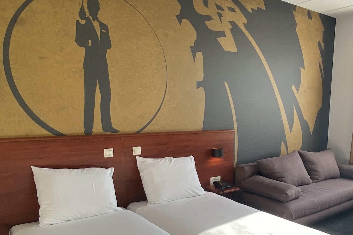 family room | 1 bedroom, hypo-allergenic bedding, in-room safe, desk