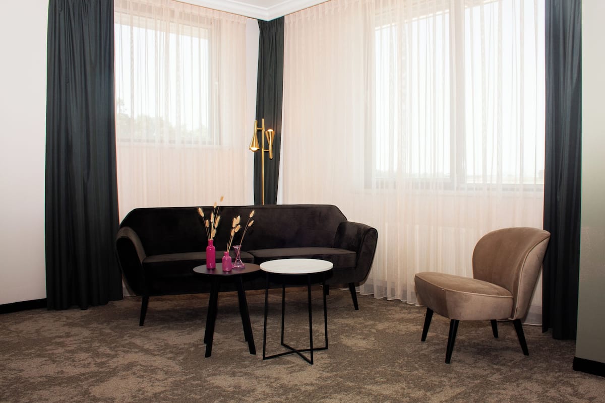 suite | living area | 32-inch led tv with satellite channels, tv