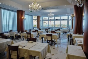 Lokale Küche, Blick aufs Meer 