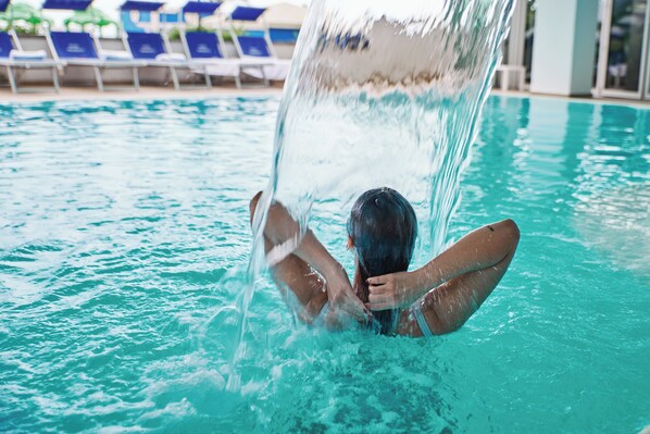 من حمّامات السباحة المغطاة، مقاعد للتشمس