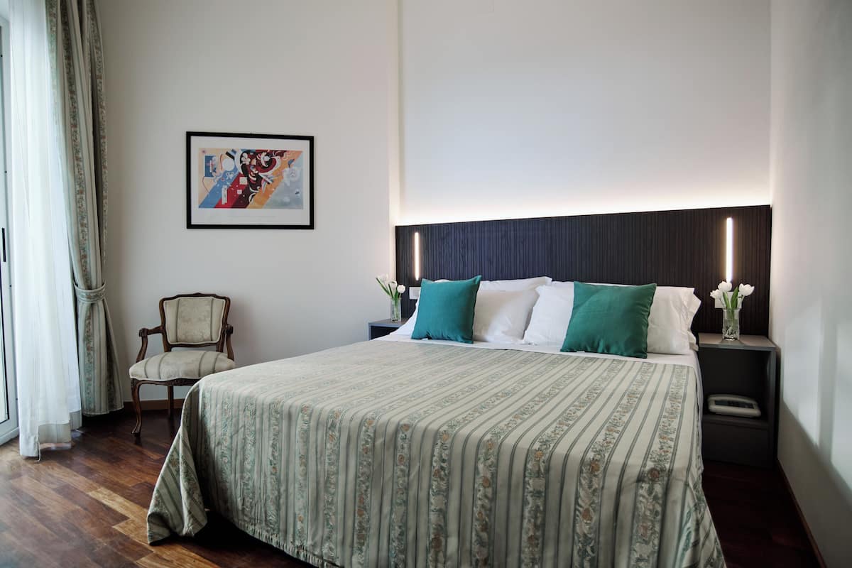Minibar, coffres-forts dans les chambres, Wi-Fi gratuit, draps fournis