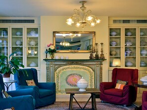 Lobby sitting area - Hotel San Luca (Spoleto)