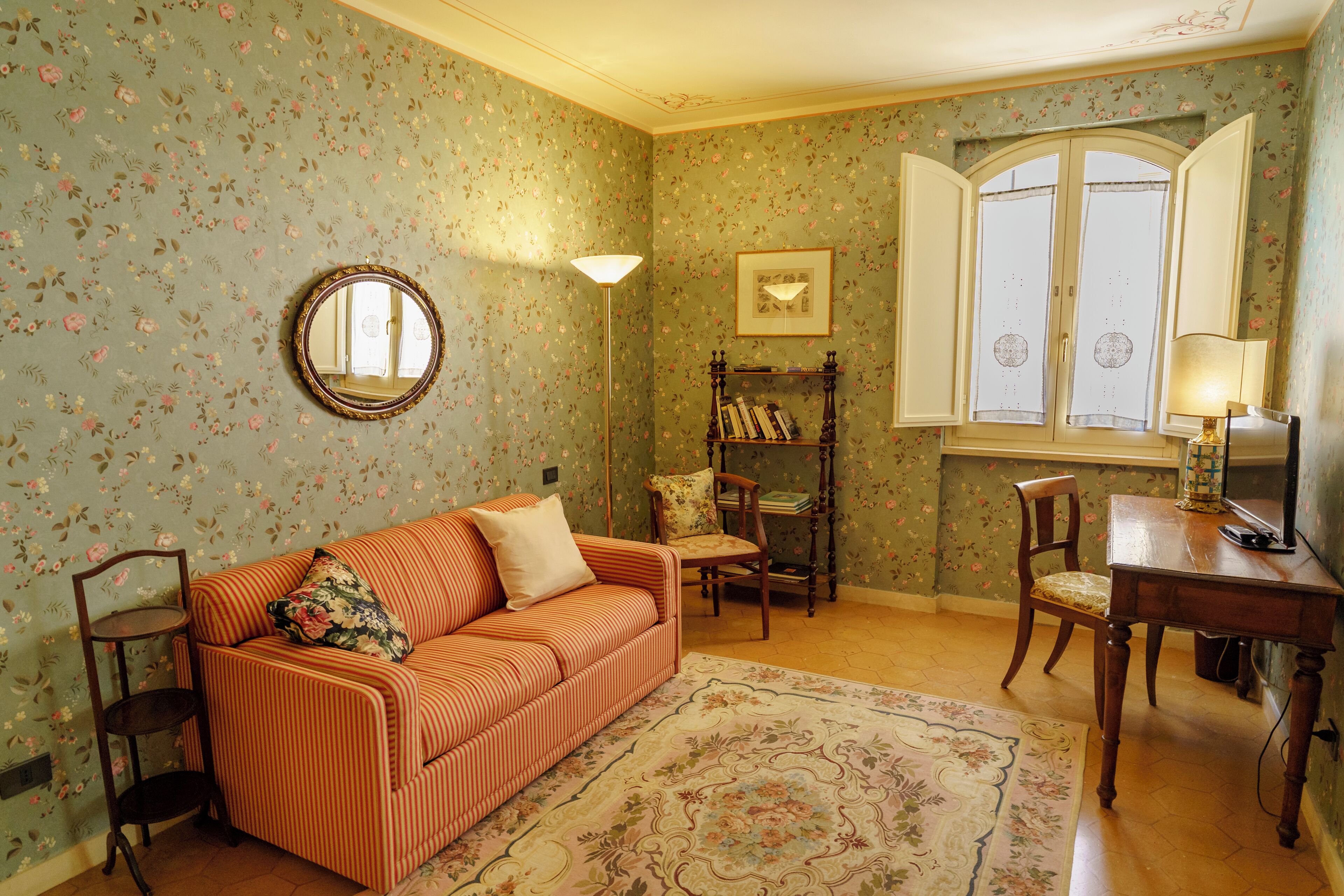 Suite estudio | Minibar, caja fuerte, escritorio y espacio para trabajar con un portátil