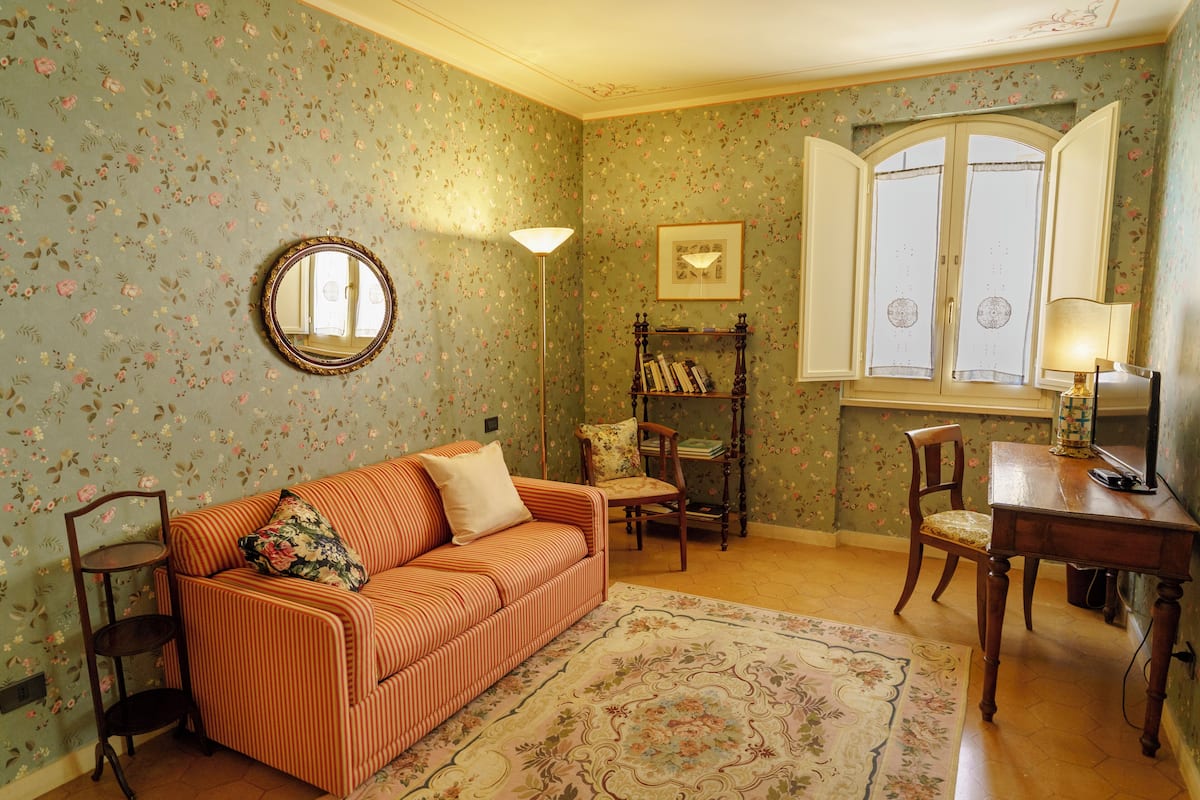 开间套房 | 迷你吧、客房内保险箱、办公桌、笔记本电脑工作区