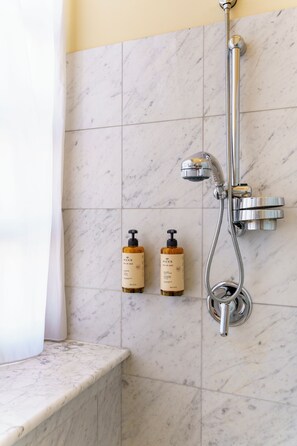 Quadruple Room | Bathroom | Free toiletries, hair dryer, slippers, towels - Hotel San Luca (Spoleto)