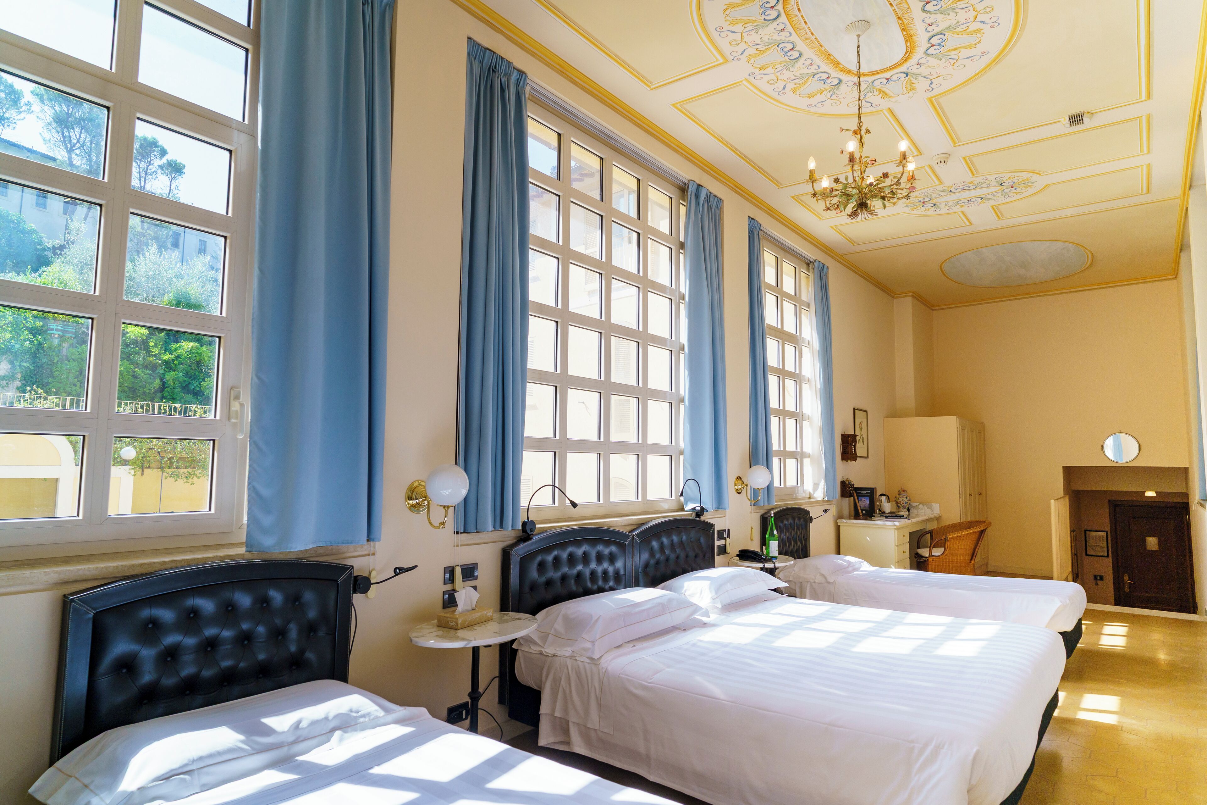 Camera quadrupla | Minibar, una cassaforte in camera, una scrivania, postazione laptop