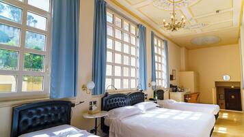 Camera quadrupla | Minibar, una cassaforte in camera, una scrivania, postazione laptop