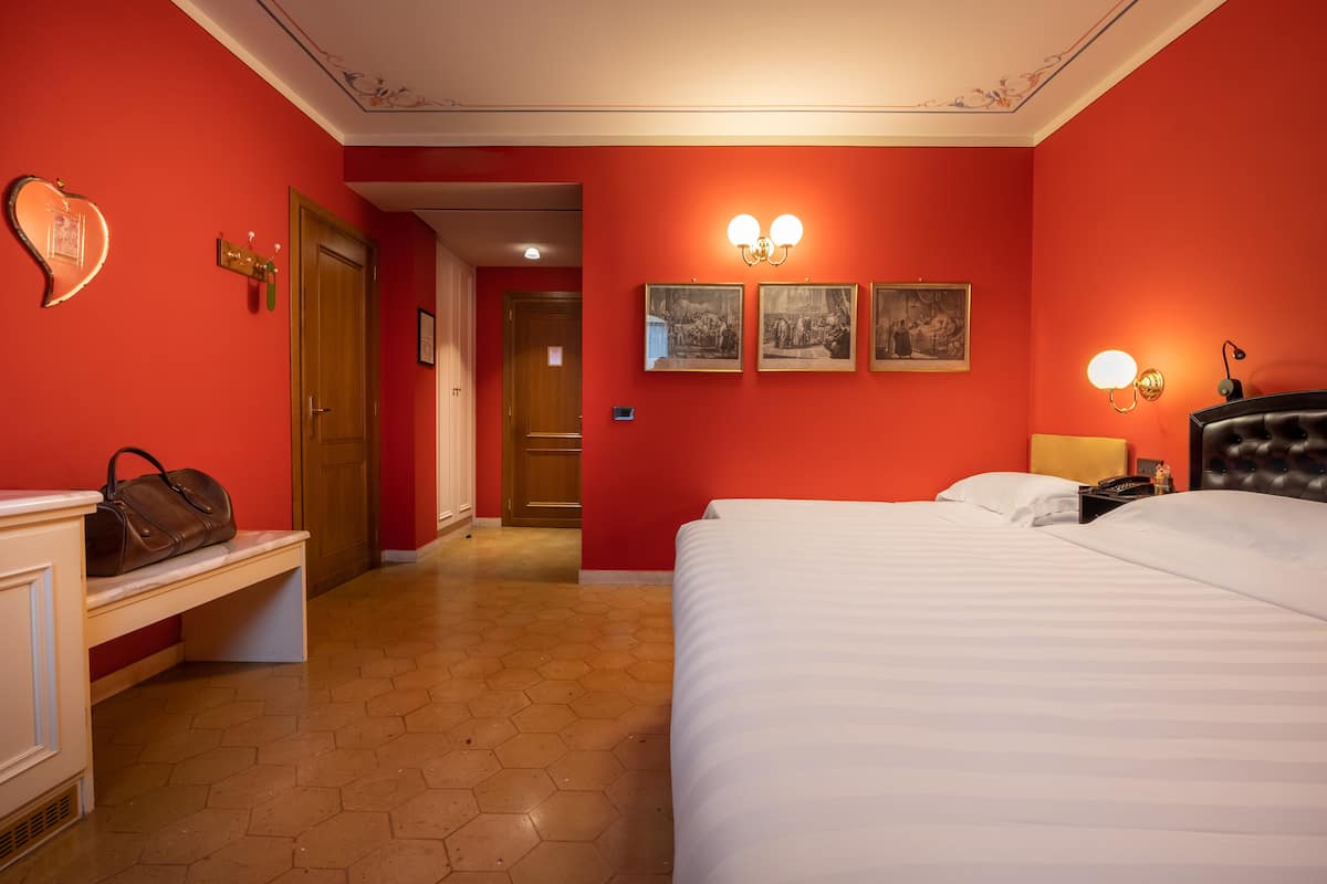 Comfort Triple Room | Bar mini, peti besi dalam bilik, meja, ruang kerja komputer riba