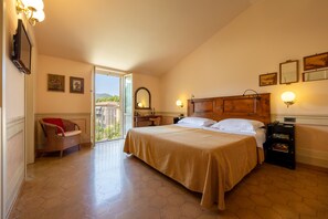Classic Double or Twin Room | Minibar, in-room safe, desk, laptop workspace - Hotel San Luca (Spoleto)