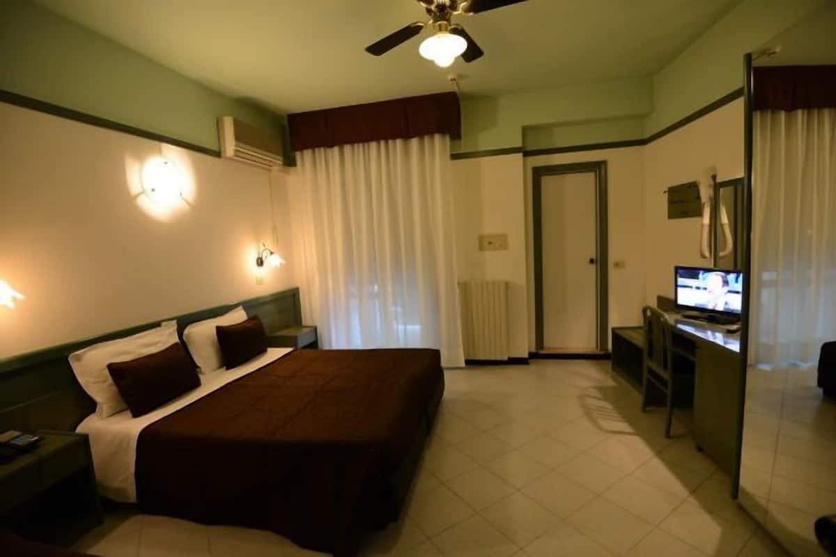 Minibar, coffres-forts dans les chambres, bureau, Wi-Fi gratuit