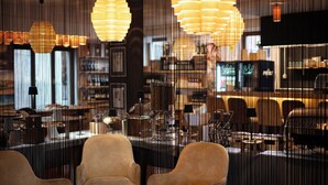 A modern interior with seating, tables, and decorative lighting. - Albergo Del Chianti (Greve in Chianti)