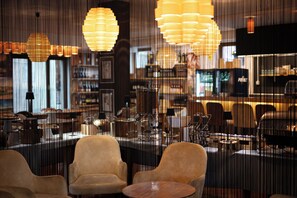Cocktailbar, uitzicht op het zwembad, dagelijks geopend