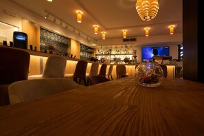 Cocktail bar, pool views, open daily