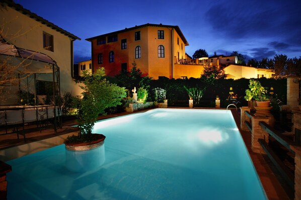 Piscina stagionale all'aperto, ombrelloni da piscina, lettini