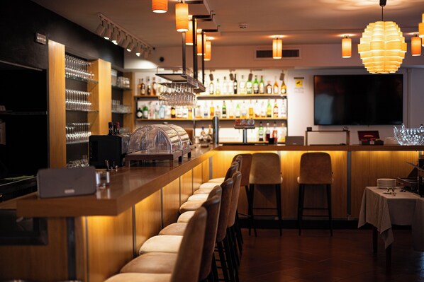 Cocktail bar, pool views, open daily