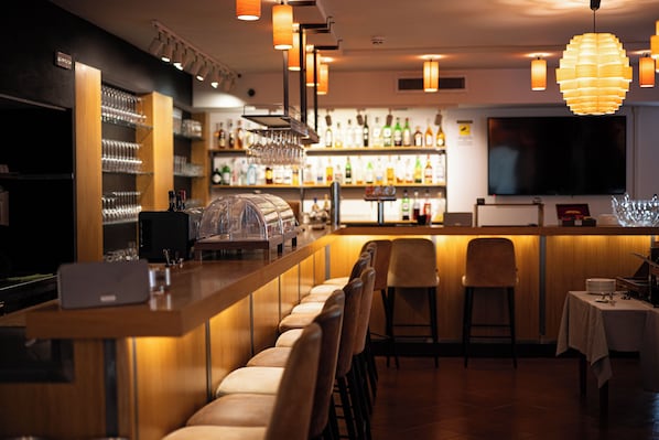 Cocktail bar, pool views, open daily