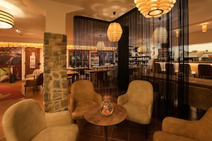 Bar à cocktails, vue sur la piscine, ouvert tous les jours