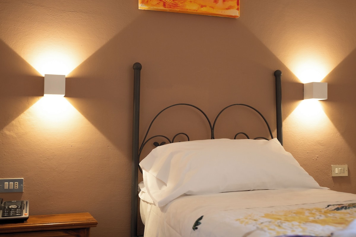 Single Room | Minibar, in-room safe, free cribs/infant beds, free WiFi