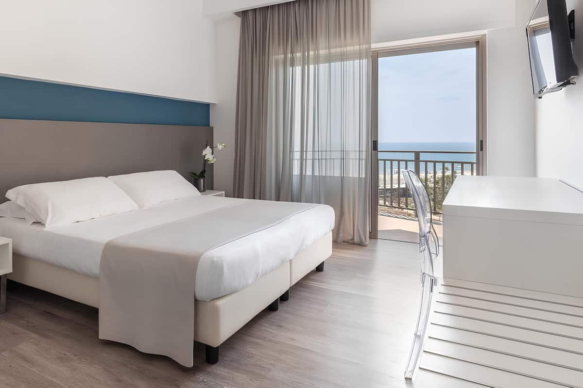 1 Schlafzimmer, Schreibtisch, Bettwäsche