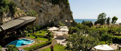 Piscine extérieure (ouverte en saison), parasols de plage