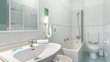 Un bagno moderno con un lavandino capiente, una vasca, un water e una doccia.