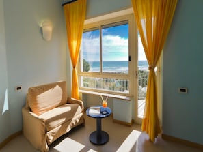 Junior Suite (4 pax) | Desk, bed sheets
