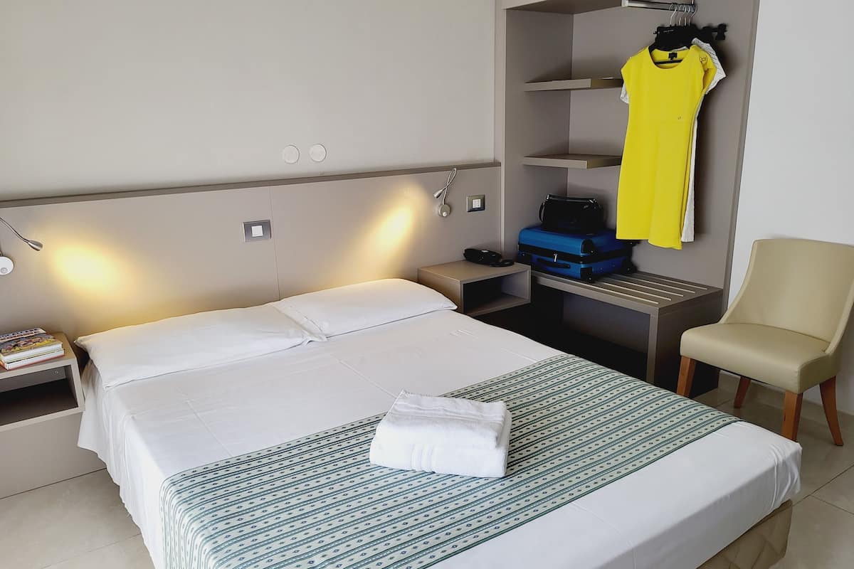 Quarto solteiro conforto | Edredons de pluma, frigobar, cofres nos quartos, escrivaninha
