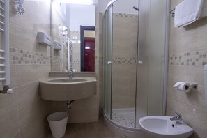 Duş, saç kurutma makinesi, havlu, sabun 