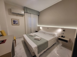 Kamar Double Standar, 1 Tempat Tidur Double | Selimut bulu angsa, minibar, brankas, dan meja kerja