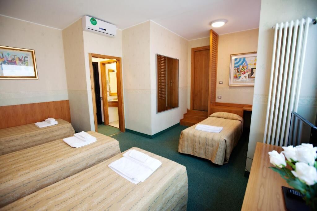 Kuştüyü yorgan, minibar, odada kasa, masa 