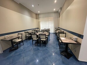 每日供应自助式早餐（每人 EUR 12）