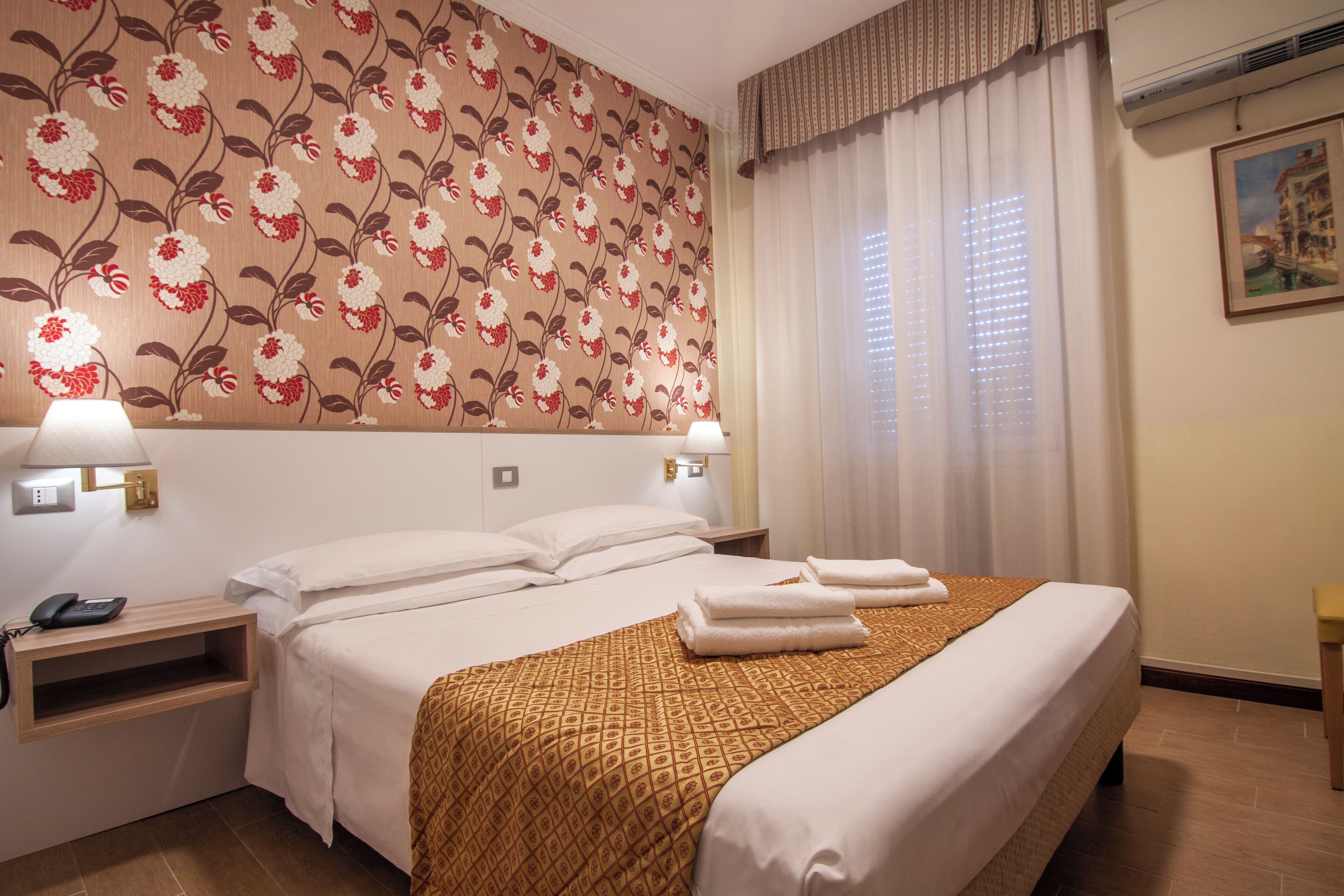 Kuştüyü yorgan, minibar, odada kasa, masa 